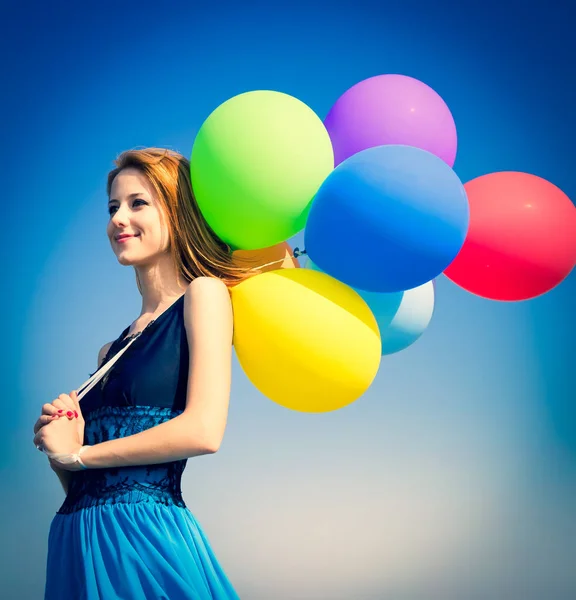 Kızıl Saçlı Kız Mavi Gökyüzü Arka Plan Renk Balonlar Ile — Stok fotoğraf