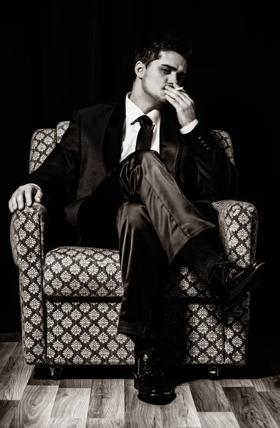 Uomo Con Sigaretta Seduto Una Poltrona Vintage Immagine Stile Bianco — Foto Stock