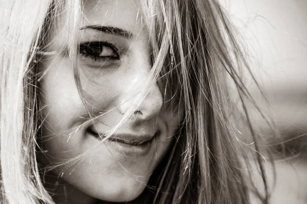 若い女性の顔を見る 黒と白のスタイルのイメージ — ストック写真