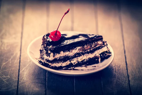 Torta Ciliegie Con Glassa Cioccolato Sul Tavolo Legno — Foto Stock