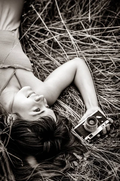Brunette Meisje Liggen Gras Met Camera Zomer Afbeelding Zwart Witte — Stockfoto