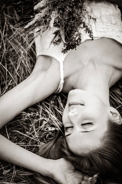Rothaariges Mädchen Das Sich Ins Gras Legt Bild Schwarz Weiß — Stockfoto