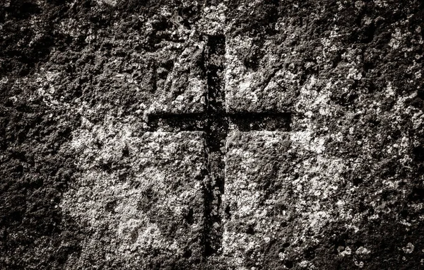 Cruz Cristã Uma Antiga Sepultura Quebrada Rachada Antigo Cemitério Europa — Fotografia de Stock