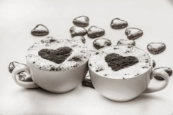 两杯咖啡与心脏符号和糖果周围 黑白颜色样式中的图像 — 图库照片