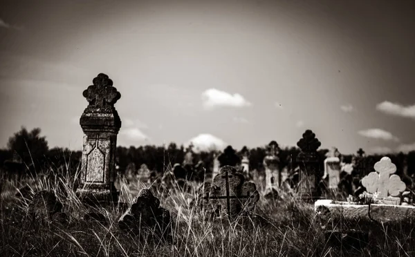 Christian Cross Old Shattered Cracked Grave Old Cemetery Europe Image — Stock Photo, Image