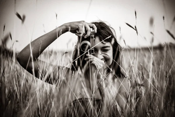 Brunette Meisje Zit Aan Tarweveld Met Camera Afbeelding Zwart Witte — Stockfoto