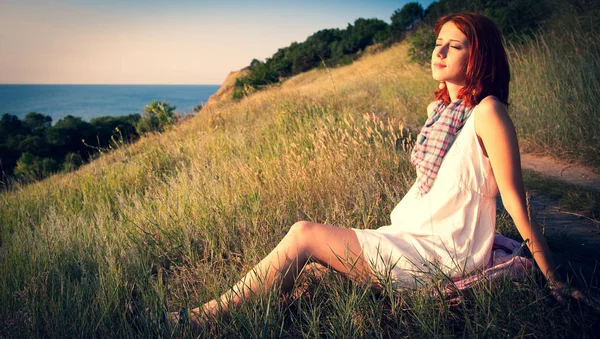 Dziewczyna Siedzi Wzgórzu Białej Sukni Czasie Wschodu Słońca Sezon Jesień — Zdjęcie stockowe