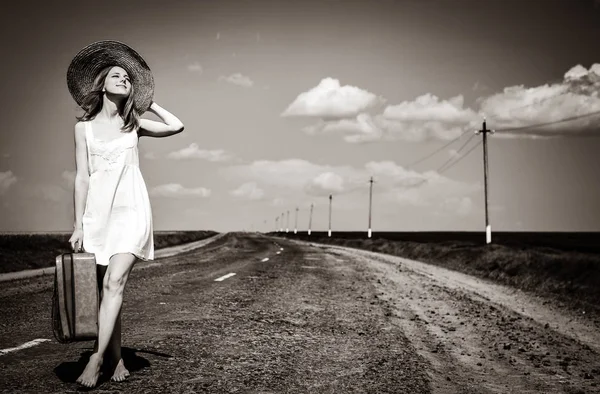 Una Chica Solitaria Con Una Maleta Carretera Imagen Blanco Negro —  Fotos de Stock