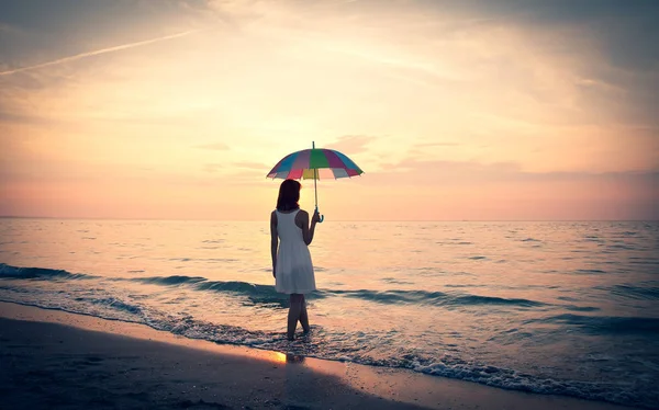 Krásná Mladá Dívka Pláži Úsvitu Deštníkem — Stock fotografie