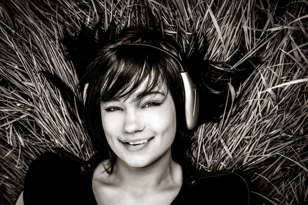 Brunette Girl Listening Music Grass Image Black White Color Style — Stock Photo, Image