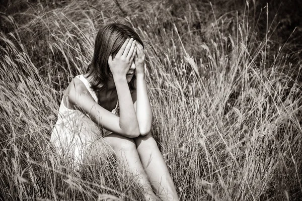 Trauriges Mädchen Gras Sitzend Bild Schwarz Weiß Stil — Stockfoto