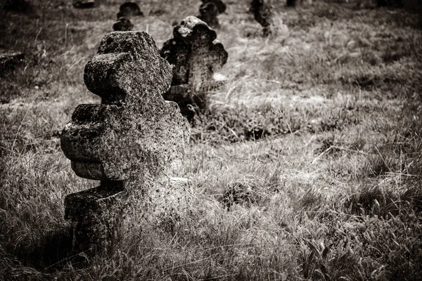 Przydrożny Krzyż Stare Zniszczone Popękane Grób Stary Cmentarz Europie Obraz — Zdjęcie stockowe