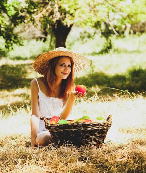 庭でバスケットにフルーツと美しい赤毛の女の子 — ストック写真