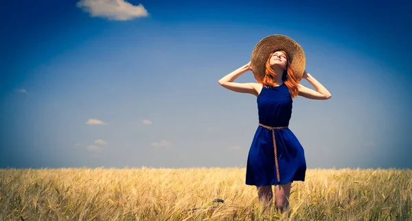 Redhead Dziewczyna Niebieskiej Sukience Kapelusz Polu Pszenicy Wiosna — Zdjęcie stockowe