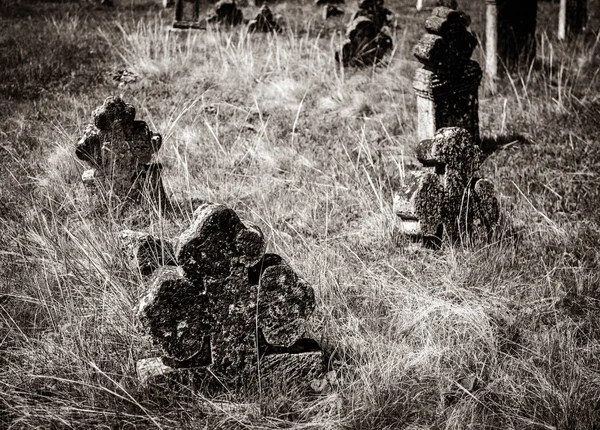 基督徒十字架在一个老公墓在欧洲被毁坏和破获的坟墓 黑白颜色样式中的图像 — 图库照片