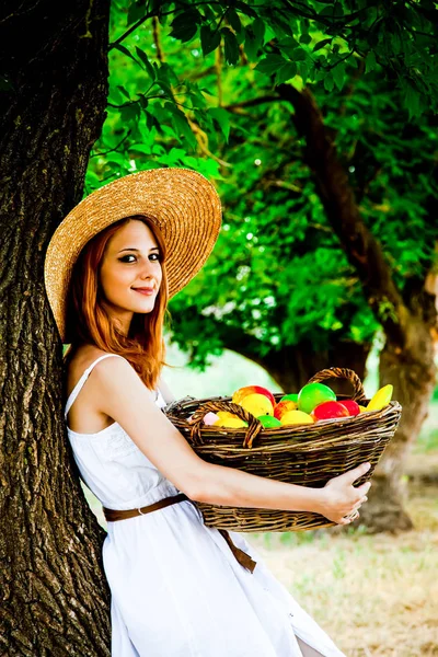 Bella Ragazza Rossa Con Frutta Nel Cesto Giardino — Foto Stock