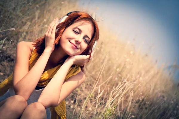 Hermosa Chica Pelirroja Hierba Con Auriculares Foto Aire Libre — Foto de Stock