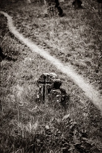 基督徒十字架在一个老公墓在欧洲被毁坏和破获的坟墓 黑白颜色样式中的图像 — 图库照片