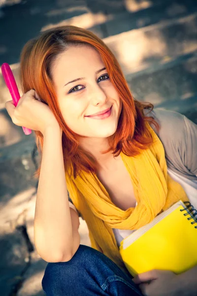Chica Estudiante Pelirroja Con Cuaderno Sentado Aire Libre —  Fotos de Stock
