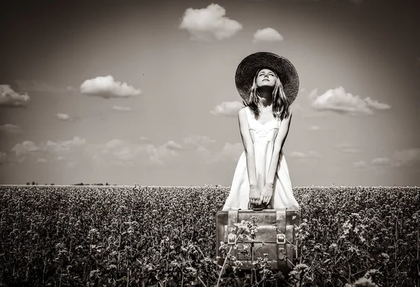 Ragazza Con Valigia Campo Colza Primaverile Immagine Bianco Nero — Foto Stock