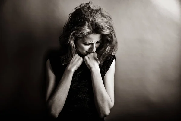 Portrét Smutné Dívky Šedém Pozadí Obraz Černobílém Stylu — Stock fotografie