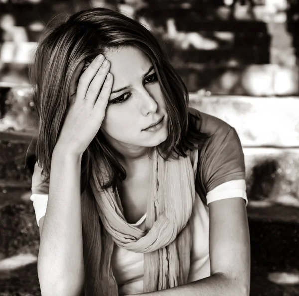 Ragazza Triste Giardino Immagine Bianco Nero — Foto Stock