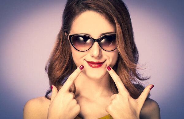 Американская рыжая девушка в солнечных очках. Фото в стиле 60-х годов
.