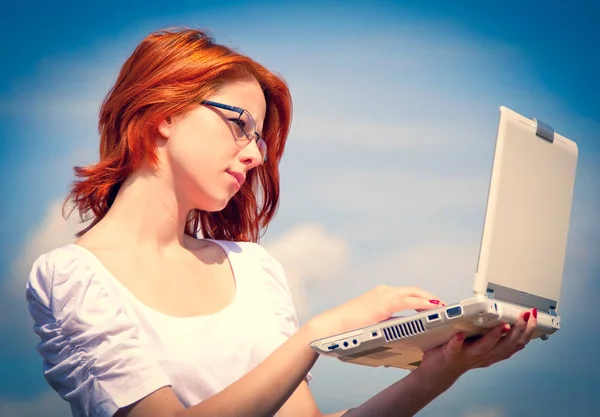 Jovens Empresárias Roupas Brancas Mantendo Laptop Fundo Azul — Fotografia de Stock