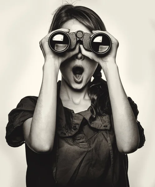 Surprised Teen Girl Binoculars Gray Background Image Black White Style — Stock Photo, Image