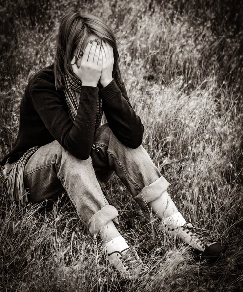 Una Chica Triste Solitaria Sentada Suelo Imagen Color Blanco Negro — Foto de Stock