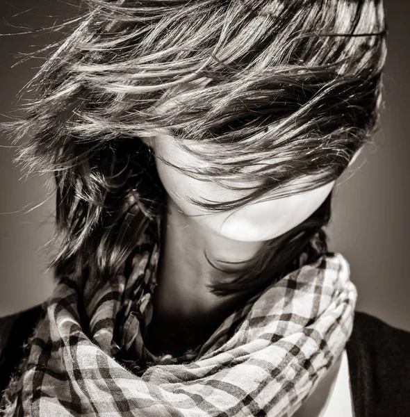 Девушка Шарфом Синем Фоне Изображение Черно Белом Стиле — стоковое фото