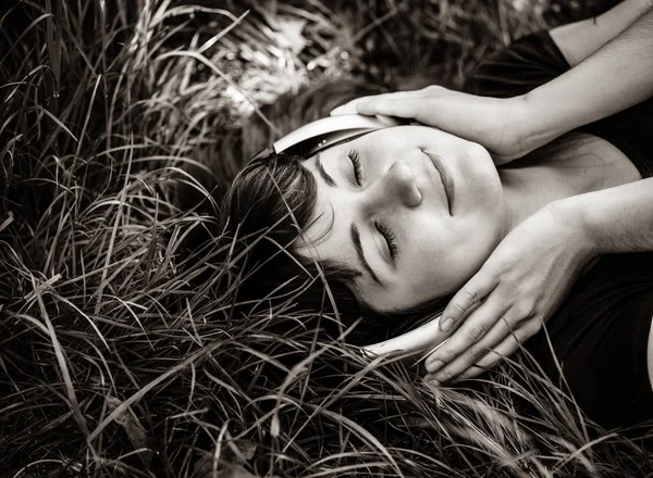 Brunette Fille Couchée Herbe Avec Des Écouteurs Été Image Noir — Photo