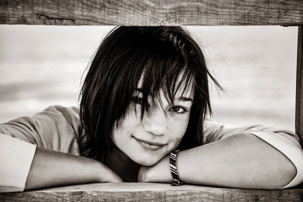 Piękna Dziewczyna Brunet Pobliżu Schodów Drewnianych Zewnątrz Obraz Stylu Czarno — Zdjęcie stockowe