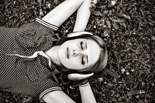 Молодая Девушка Наушниках Лежащая Лугу Изображение Черно Белого Цвета — стоковое фото