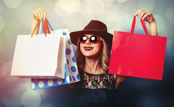 Retrato Una Chica Estilo Joven Vestido Negro Sombrero Con Bolsas —  Fotos de Stock