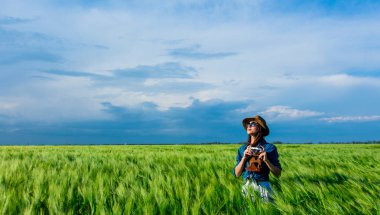 Kameralı genç kadın.