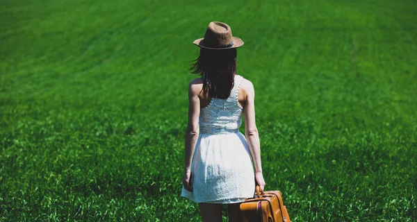 Jeune femme avec valise — Photo