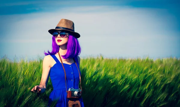 Giovane donna con macchina fotografica — Foto Stock