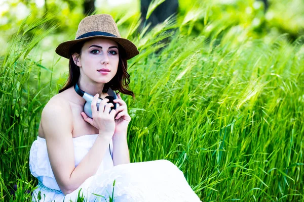 Mujer joven con auriculares — Foto de Stock