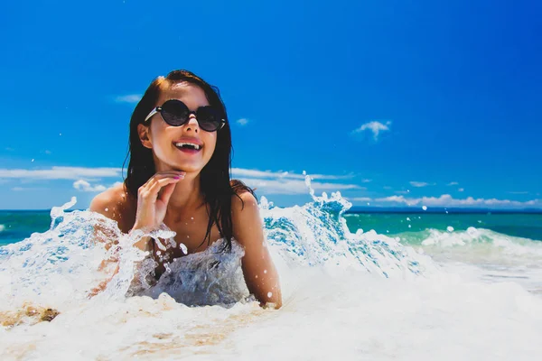 ギリシャのビーチで横になっている美しい若い女性の肖像画 — ストック写真