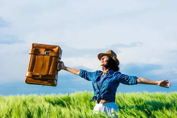 Junge Frau mit Koffer — Stockfoto