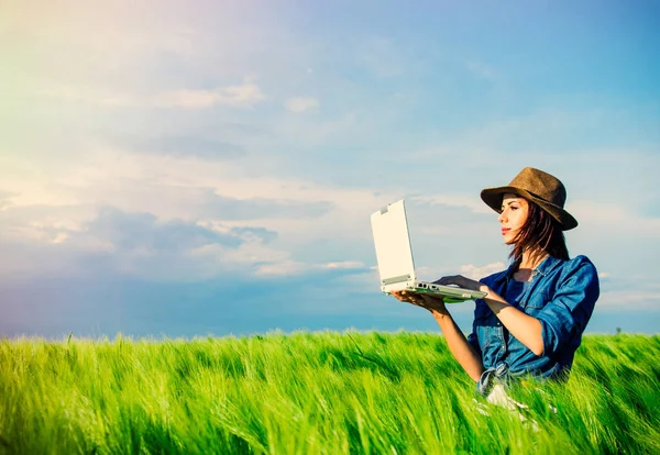 Jovem mulher com laptop — Fotografia de Stock