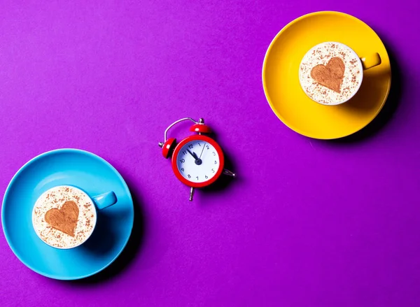 Tasses et horloge — Photo