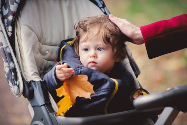 Ceketi giyen küçük bir şirin çocuk portresi. Sonbahar sezon 