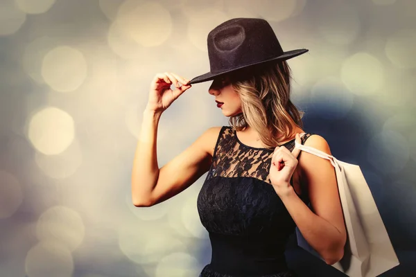 Retrato Uma Menina Estilo Jovem Vestido Preto Chapéu Com Sacos — Fotografia de Stock