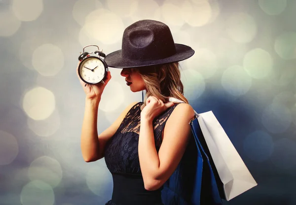 Retrato Una Chica Estilo Joven Vestido Negro Sombrero Con Bolsas — Foto de Stock