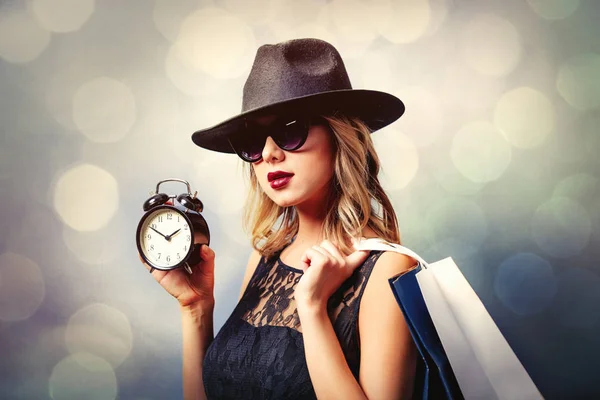 Retrato Una Chica Estilo Joven Vestido Negro Sombrero Con Bolsas —  Fotos de Stock