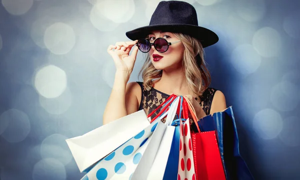 Retrato Una Chica Estilo Joven Vestido Negro Sombrero Con Bolsas —  Fotos de Stock