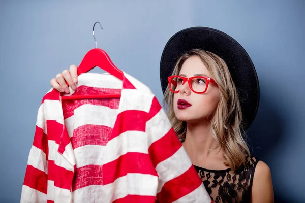 Retrato Uma Jovem Garota Estilo Vestido Preto Chapéu Com Jaqueta — Fotografia de Stock