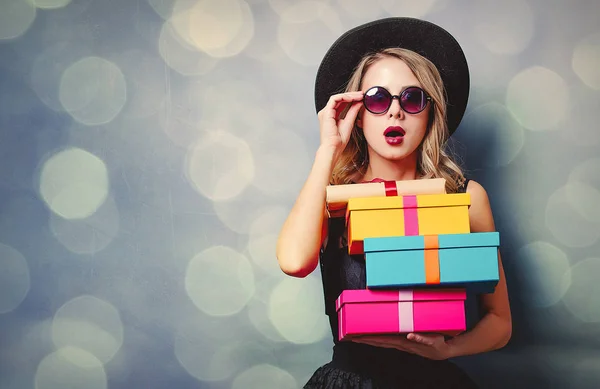 Porträt Eines Jungen Mädchens Schwarzem Kleid Und Hut Mit Geschenkschachteln — Stockfoto